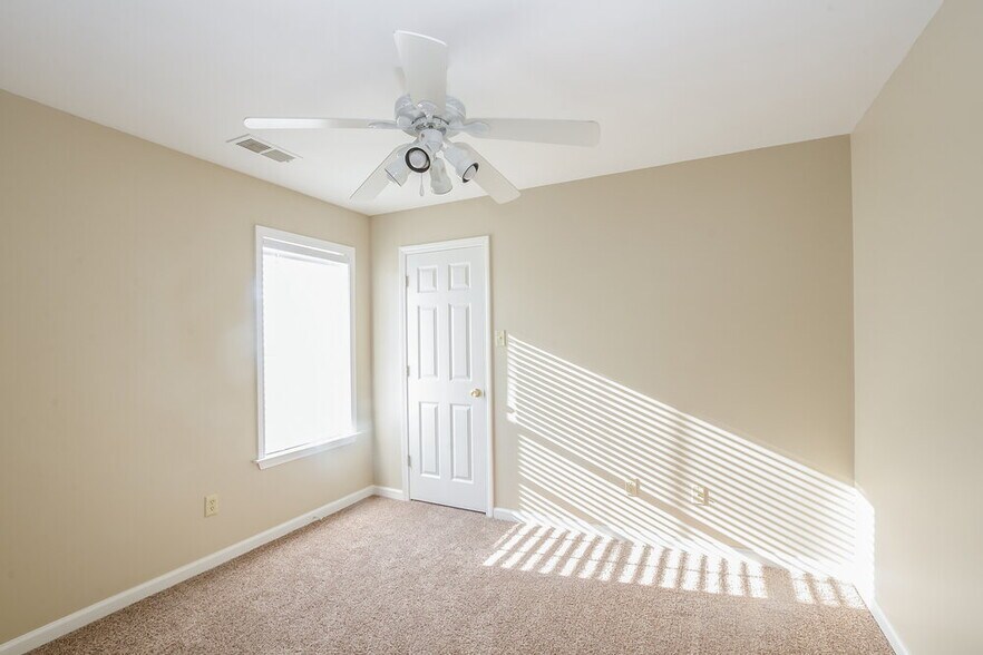 Building Photo - 1550 Far Dr