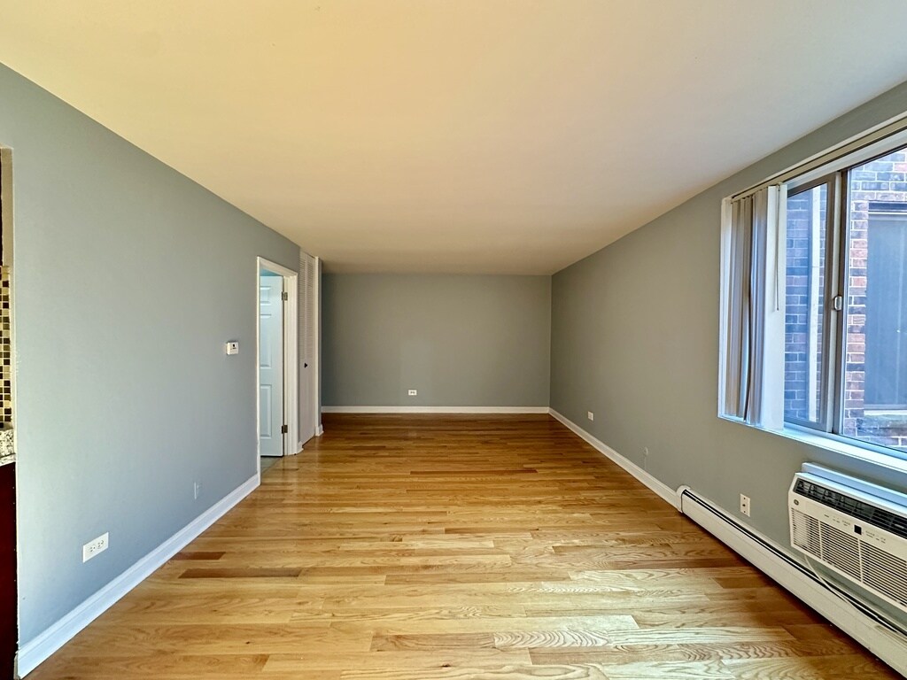 Building Photo - 5820 N Sheridan Rd