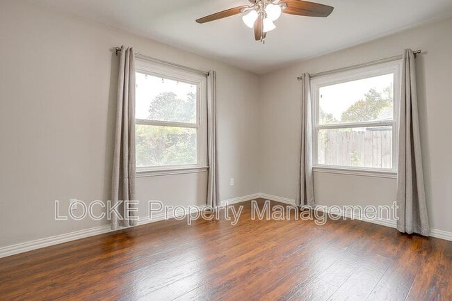 Building Photo - 902 Churchill Rd