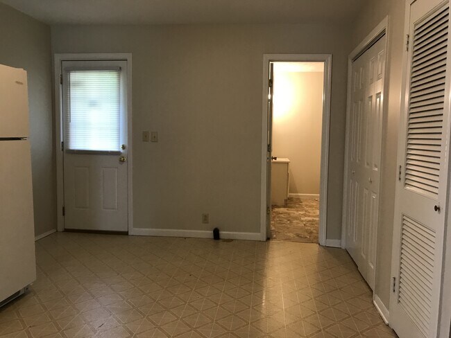 Building Photo - 4 Seminole Dr