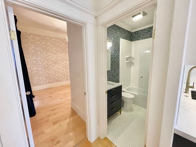 Building Photo - Super Charming NOPA Condo! Parking! Laundr...