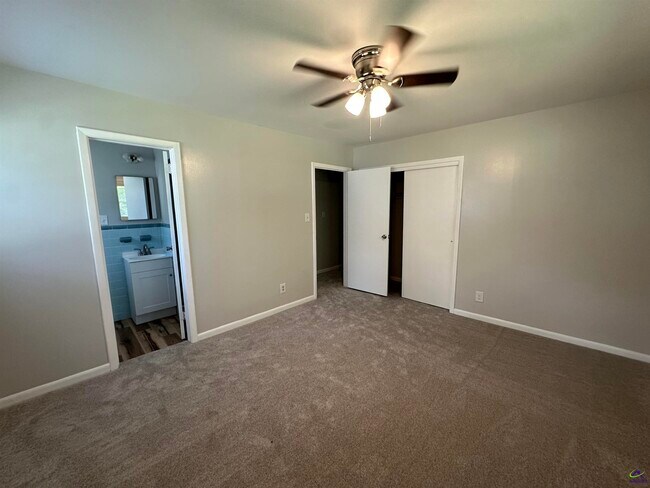 Building Photo - 1021 Greenwood Dr