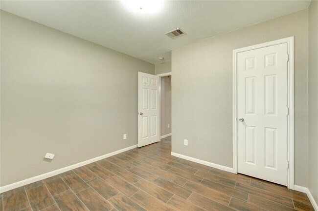Building Photo - 6815 Dolan Bluff Ln
