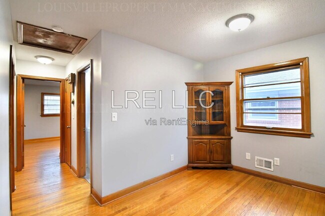 Building Photo - 818 Iroquois Ave