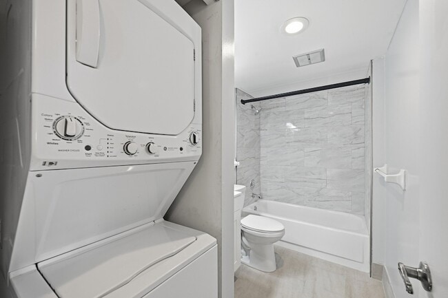 Building Photo - 4158 Inverrary Dr