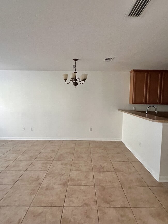 Building Photo - 302 Cherry Way