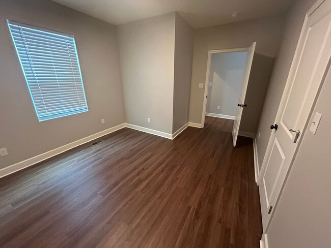 Building Photo - Newly Renovated Spacious 3 Bedroom w/ Full...