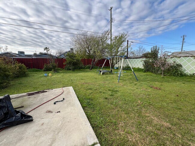 Building Photo - 1417 Hall Ave