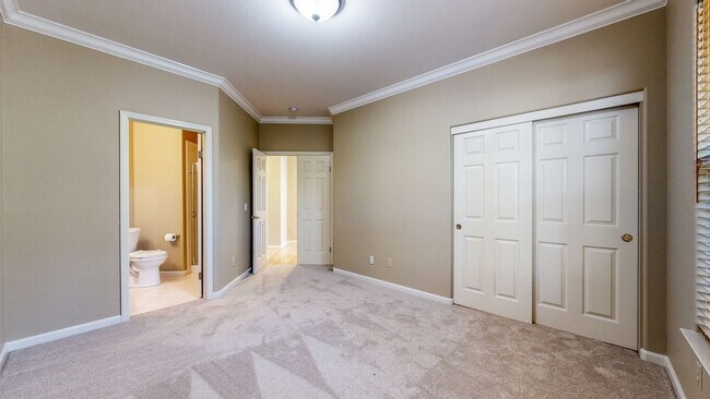 Building Photo - Gorgeous Home with private yards, large de...