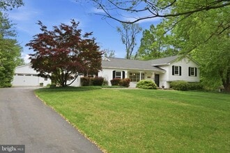 Building Photo - 9809 Sunset Dr