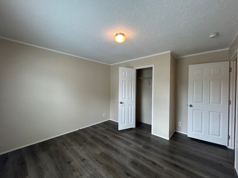 Building Photo - 2341 Oakgrove Dr