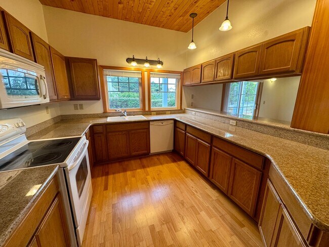 Building Photo - Single-Level 2BD/2BA in Face Rock Village – Bandon Beach Living Awaits