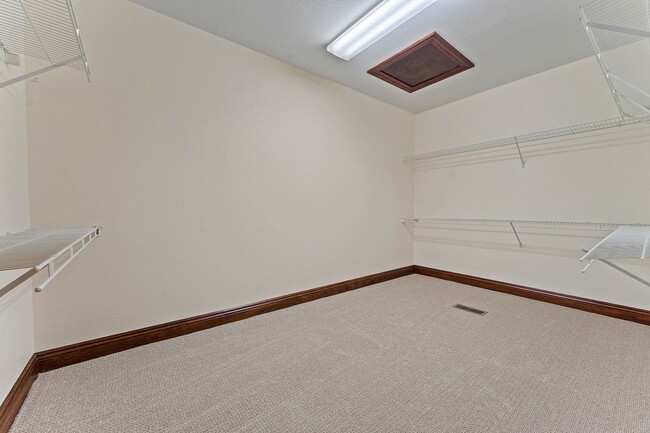 Building Photo - 652 Saddlebrook Dr