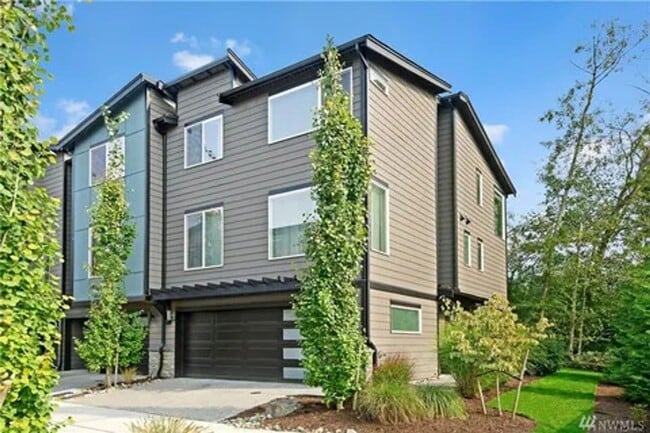 Building Photo - Modern Corner Townhome with Split AC & 2-Car Garage Near Alderwood Mall