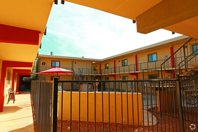 Courtyard of building - Miramonte Apartments