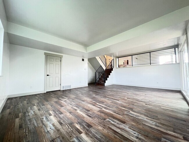 Building Photo - Newly Remodeled 3 Bedroom/2.5 Bathroom Hou...