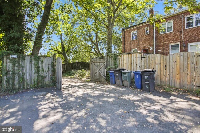 Building Photo - 127 Dale St