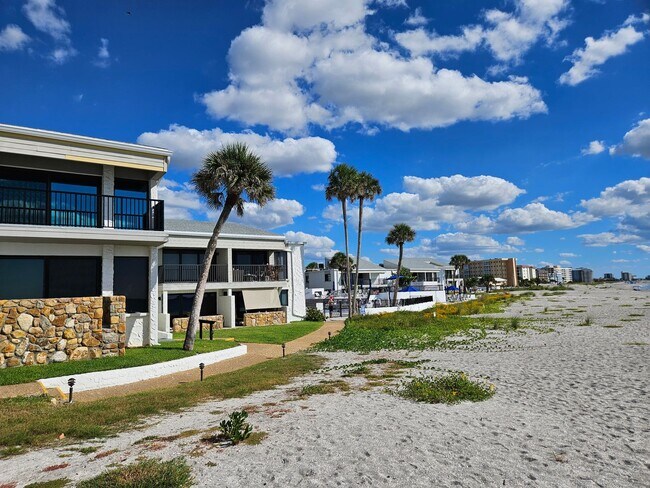 Building Photo - Seasonal Short-term 2 Bedroom 2 Bathroom Condo located on Venice Island with beach access!
