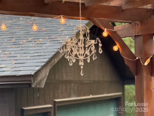 Building Photo - 1011 Lakeshore Dr