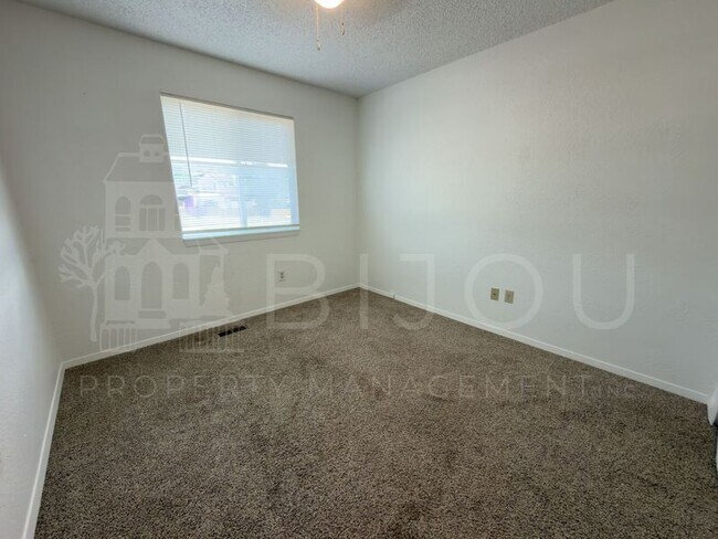 Building Photo - 2405 Split Rock Dr