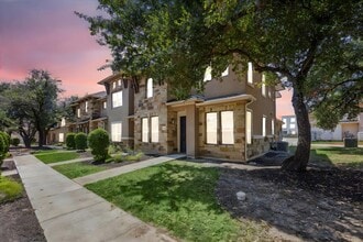 Building Photo - 13800 Lyndhurst St