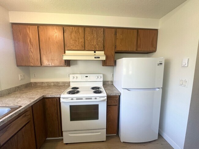 Building Photo - **$500 move in credit. Lake Oswego Refreshed 2nd Story 2 bed/1 bath Condo- W/S/G Included