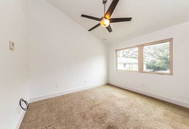 Building Photo - Modern Luxurious Lafayette Townhome for Rent (Right Across From the Oil Center)!