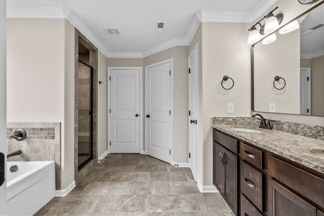 Building Photo - Pet Friendly Four Bedroom with Bonus!