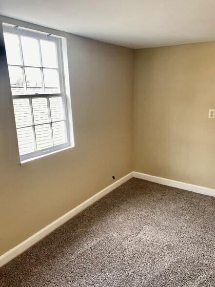 Building Photo - 824 Brentwood Ave
