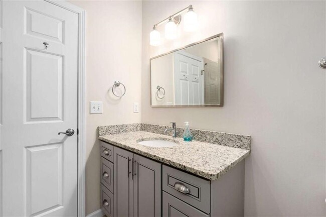 Building Photo - 5559 Glenridge Dr