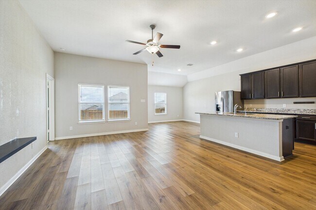 Building Photo - Stunning 4 bedrooms 2 baths single-story h...