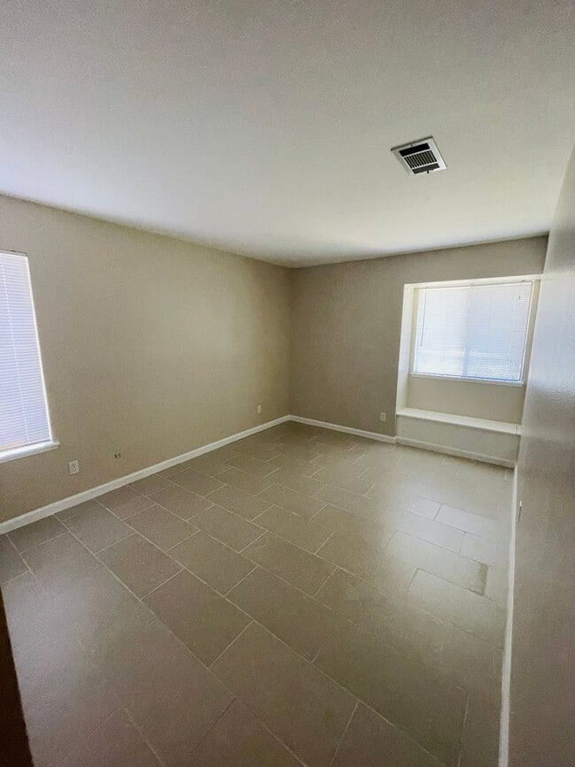 Building Photo - Gorgeous Completely Remodeled Single Story...