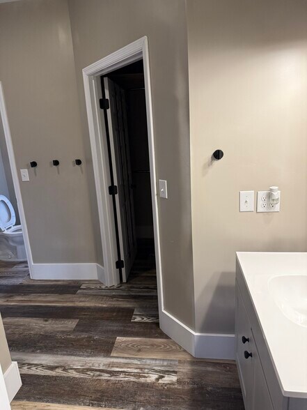 Building Photo - 1109 5th Street Rd