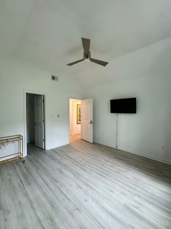 Building Photo - 103 Meadow Creek Dr