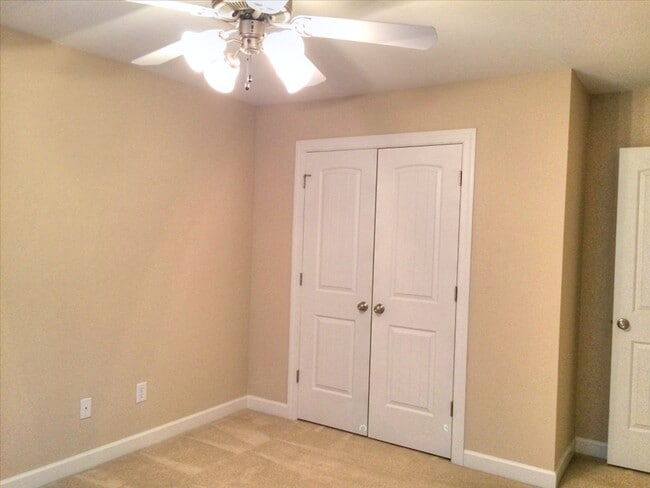 Building Photo - Beautiful 3 Bedroom / 2.5 Bathroom Townhome - Available End of June!