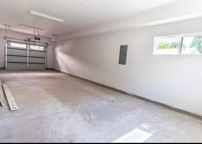 Building Photo - 6625 1/2 Beck Ave.-