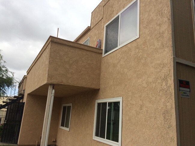 Building Photo - 1042 N Verde Ave