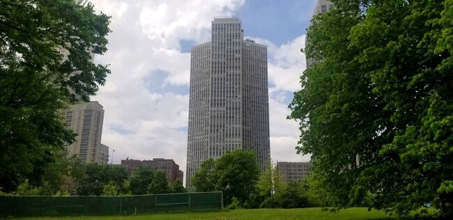 Building Photo - 2626 N Lakeview Ave