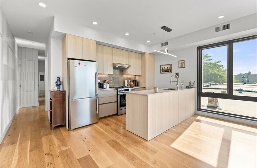 Building Photo - 191 Condor St