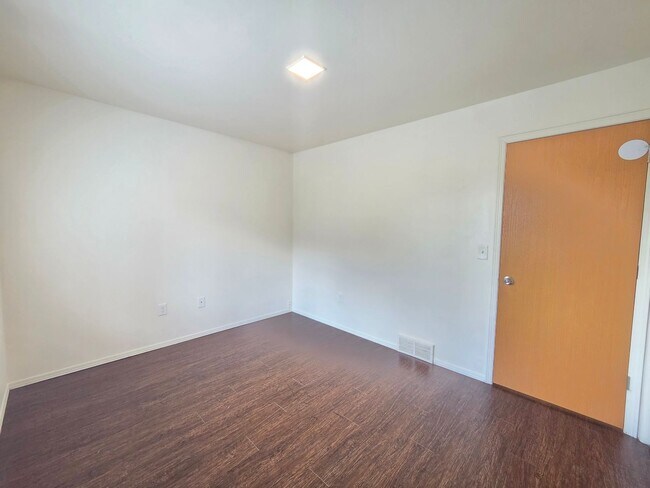 Building Photo - 407 E 8th Ave