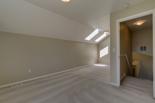 Building Photo - Shoreline Rambler Available NOW! 4 Bed 2 Bath w/spacious backyard!