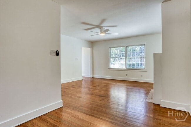 Building Photo - 916 Maupas Ave