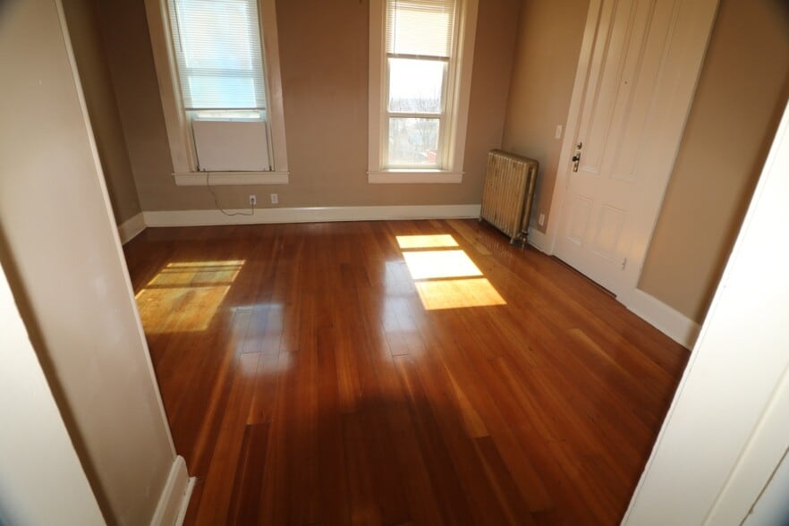 Building Photo - 1316 E 10th St