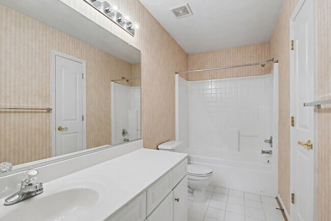 Building Photo - First Floor Primary in Waterford