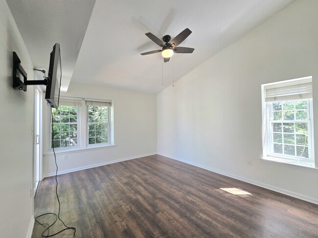 Building Photo - 3431 Lakeside View Dr