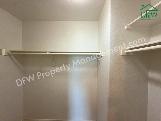 Building Photo - Elegant and Spacious 5-Bedroom Home for Lease in Fort Worth