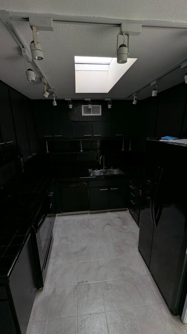 Building Photo - 425 Bradshaw E Ln