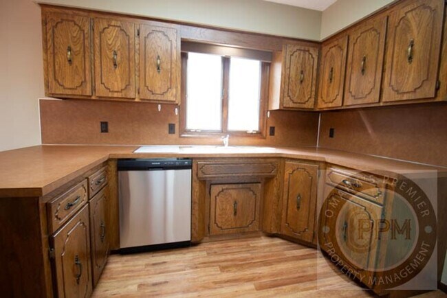 Building Photo - Spacious 3 Bed 3 Bath House