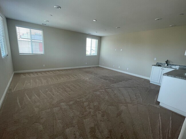 Building Photo - Stunning 4 bedroom home in Vista-With Solar!