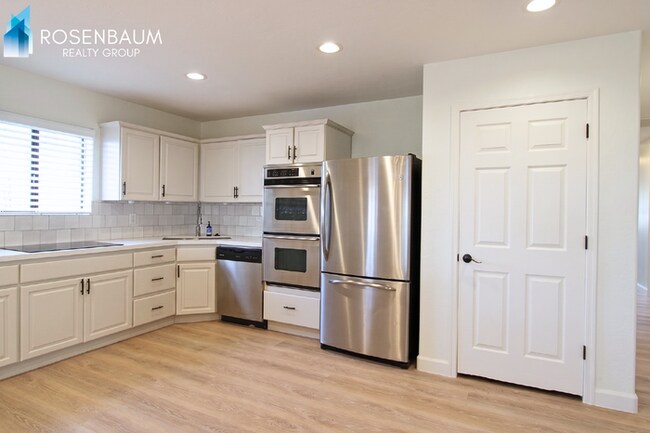 Building Photo - Stunning 2-beds, 2-baths Desert Retreat  in the highly desirable North Scottsdale area!